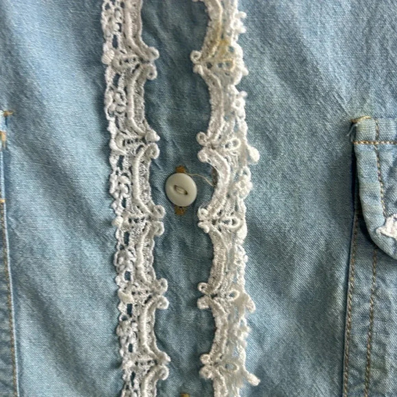 Witts End Vintage Light Denim Chambray Lace Trim Button Front Shirt Size Small - Picture 3 of 8